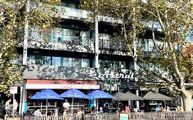 Astral Apartments - Perfectly Located 2 Bedroom Apartment In St Kilda
